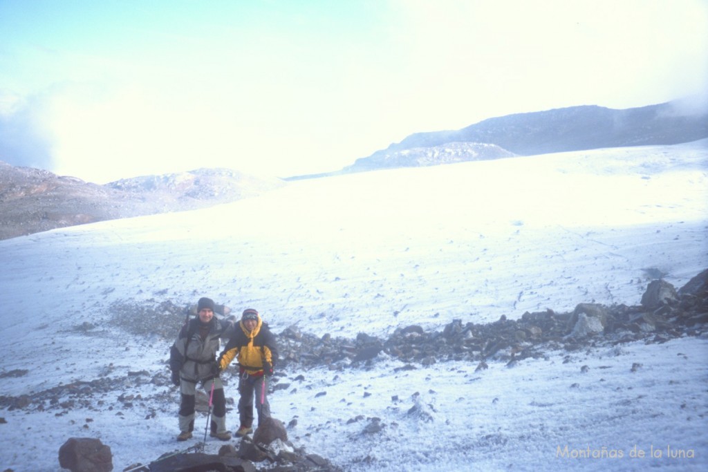 Joaquín y el guía Paco en el glaciar del Carihuayrazo